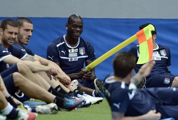 Balotelli dường như không bao giờ chấm dứt những trò nghịch ngợm. Ngay cả lúc toàn đội ngồi nghỉ, anh vẫn… nhổ cột góc sân để nghịch một mình.